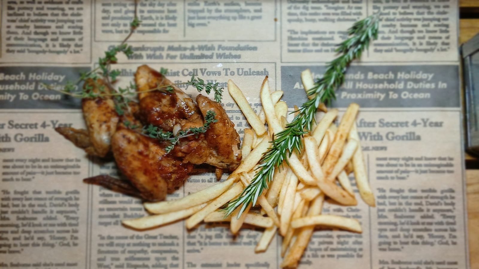Glazed chicken wings with chips and fresh rosemary